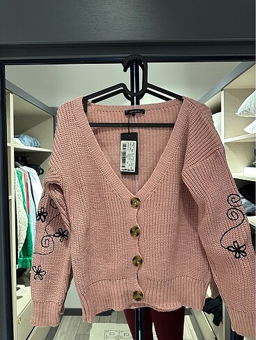 Sıfır etiketli hırka. M/L beden