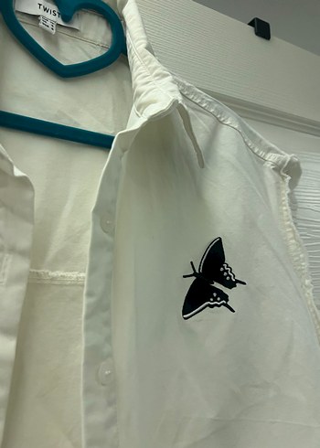 Düğmeli Beyaz Kolsuz Pamuk Gömlek - Görsel 3