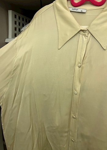 Bej Saten Düğmeli Kadın Gömlem - Görsel 3