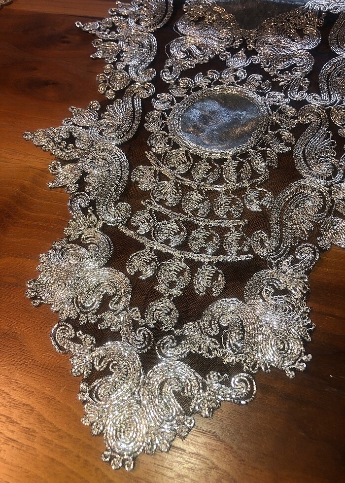 Gümüş rengi sehpa örtüsü - Görsel 2