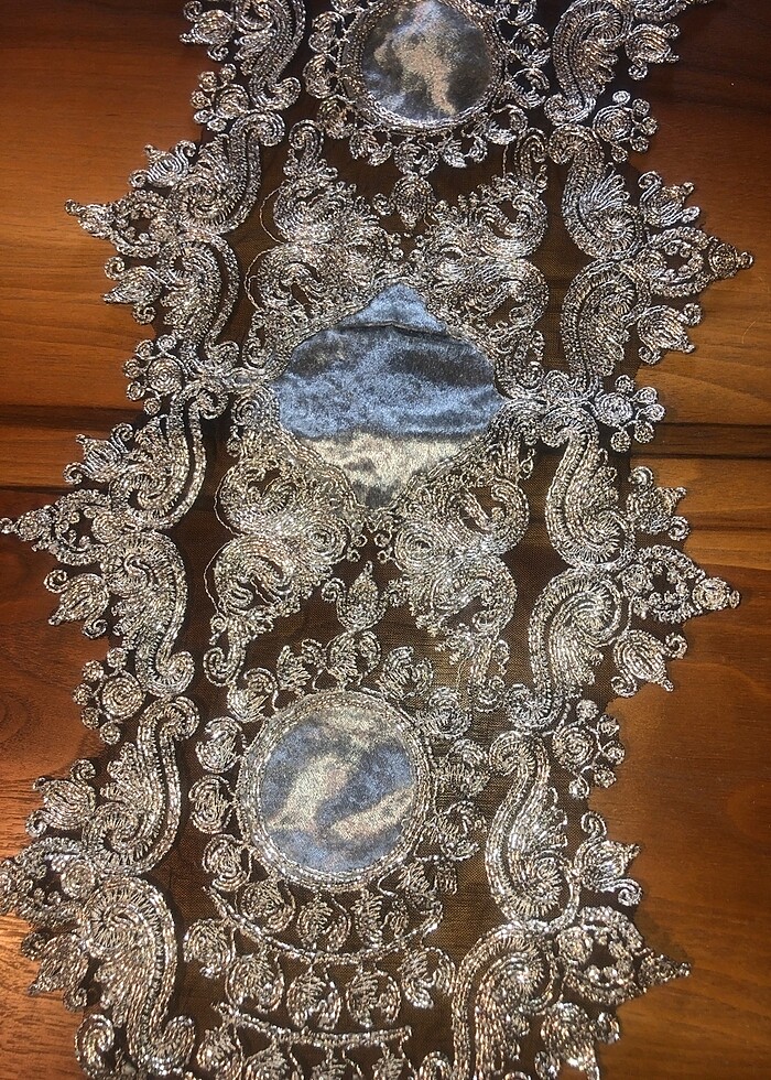 Gümüş rengi sehpa örtüsü - Görsel 4