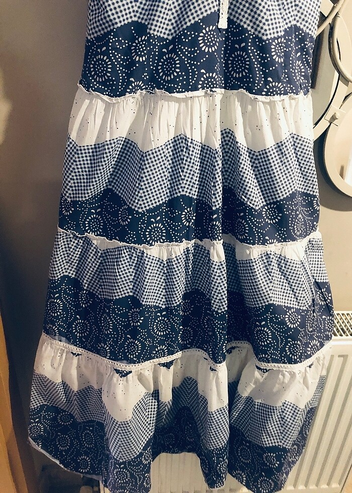 Fırfırlı fisto detaylı çok güzel bir elbise - Görsel 3