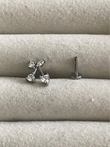 Beden Kirazlı Taşlı Gümüş Helix/Tragus Piercing