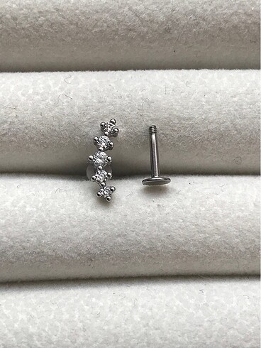Beden Sıralı Taşlı Gümüş Helix/Tragus Piercing
