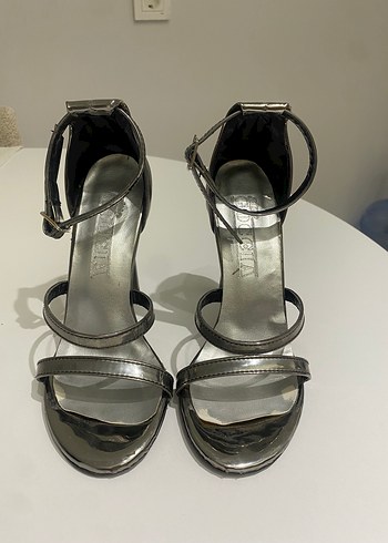 Gri Metal Stiletto Topuklu Kadın Ayakkabı - Görsel 4