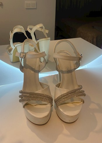 Beyaz Tokalı Yüksek Topuklu Abiye Ayakkabı - Görsel 3