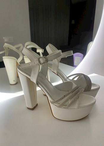 Beyaz Tokalı Yüksek Topuklu Abiye Ayakkabı - Görsel 5