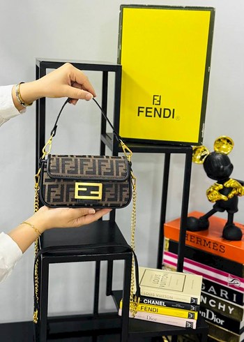 Beden beyaz Renk Beyaz Zincir Detaylı Modern Klasik Kadın Çanta