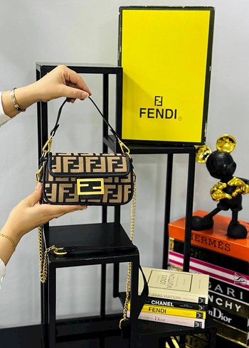 Zincir Detaylı Fendi Desenli Kadın Çanta