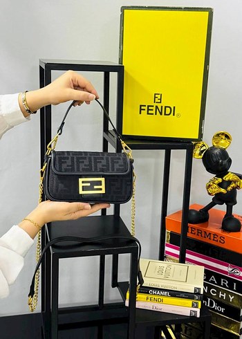Beden Zincir Detaylı Fendi Desenli Kadın Çanta