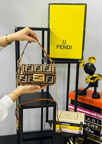 Beden kahverengi Renk Kahverengi Deri Fendi Tokalı El Çantası