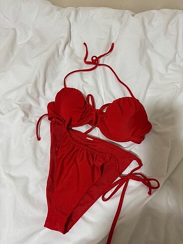 Kırmızı bikini takımı