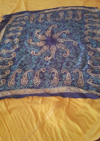 Mavi sarı mor badem desenli esarp