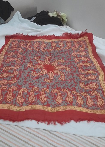 Beden Kırmızı zemin üzerine sarı yeşil badem desenli esarp