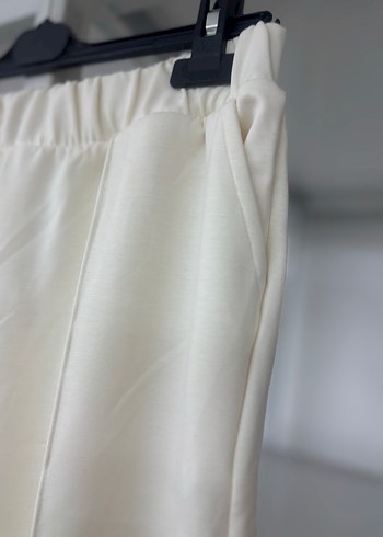 Kadın Beyaz Piliseli Kumaş Pantolon - Görsel 2