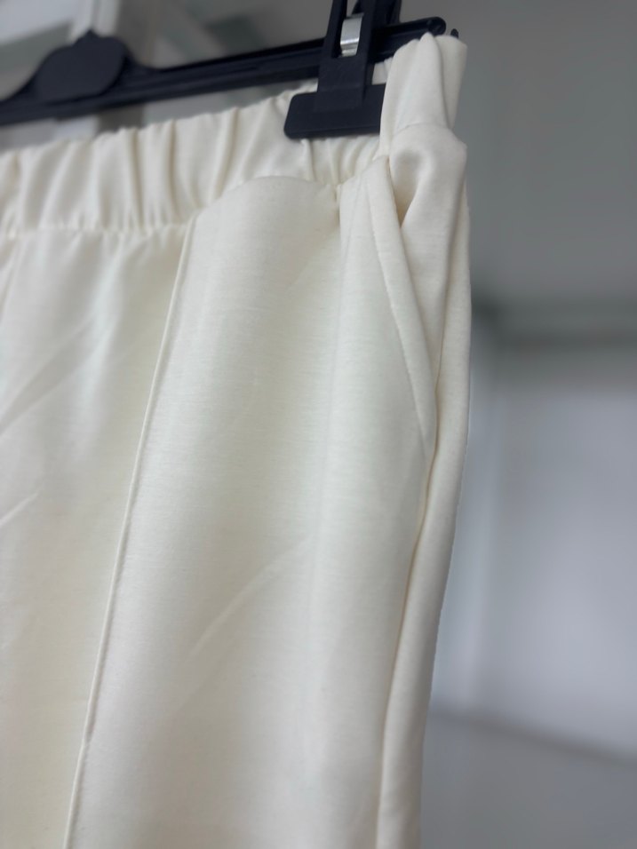 Kadın Beyaz Piliseli Kumaş Pantolon - Görsel 2