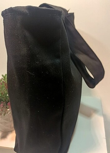 Beden siyah Renk 39*30 cm ölçülerinde, pamukgabaridin(kot kumaşının ham hali)