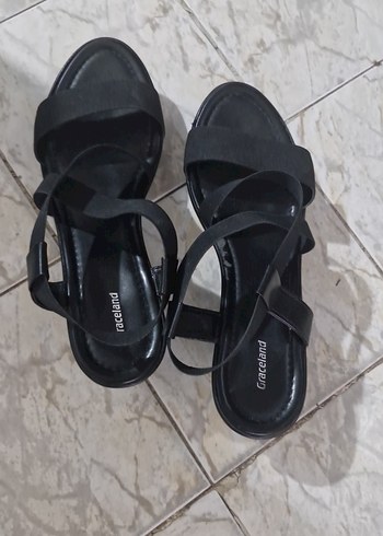 Siyah Dolgu Topuklu Tokalı Kadın Sandalet