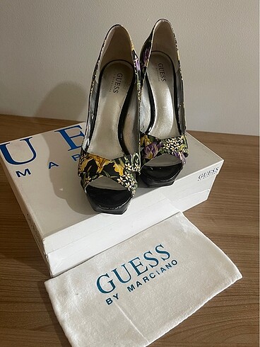 Guess çiçekli