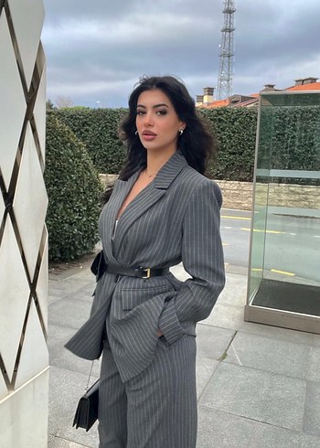 Gri Çizgili Kadın Takım Elbise - Görsel 2