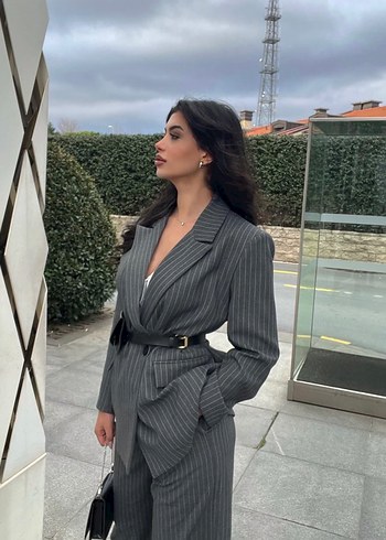 Gri Çizgili Kadın Takım Elbise - Görsel 3
