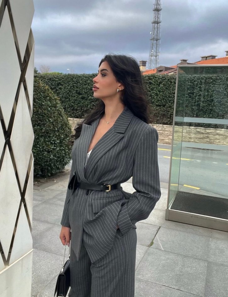 Gri Çizgili Kadın Takım Elbise - Görsel 3