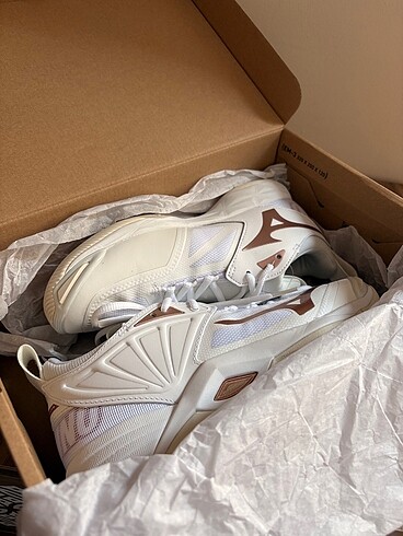 38,5 Beden beyaz Renk Mizuno Wave Momentum 2 Rose Gold Voleybol Ayakkabısı