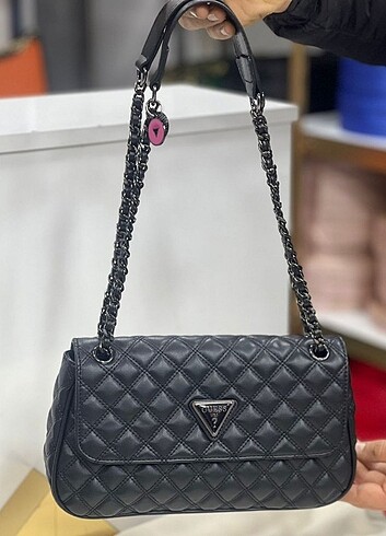 Guess GUESS HAND CANTA MODELİ 
