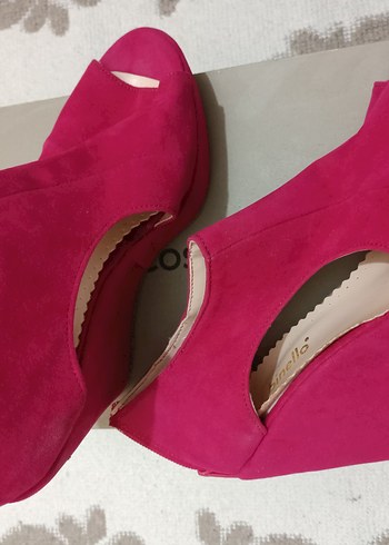 Süet dekolteli dolgu topuklu ayakkabı - Görsel 2