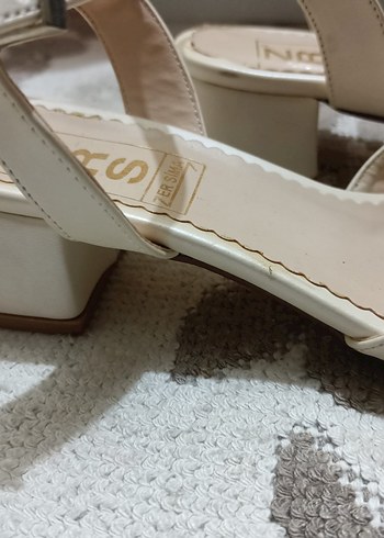 Krem rengi kısa topuklu sandalet - Görsel 2