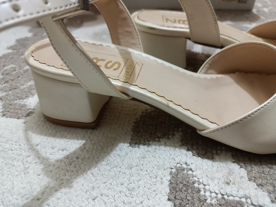 Krem rengi kısa topuklu sandalet - Görsel 2