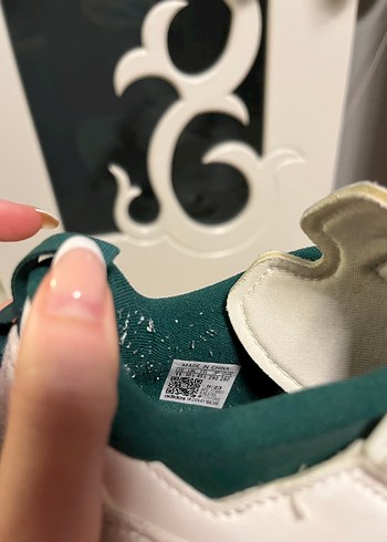 Beyaz ve Koyu Yeşil Adidas Spor Ayakkabı - Görsel 3