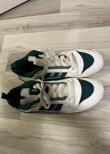 Beyaz ve Koyu Yeşil Adidas Spor Ayakkabı - Görsel 2