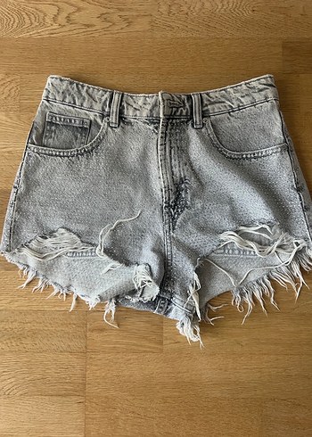 Gri Taşlı Yırtık Mini Denim Şort