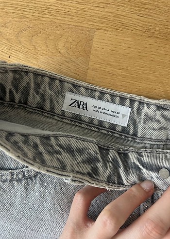 Zara Gri Taşlı Yırtık Mini Denim Şort