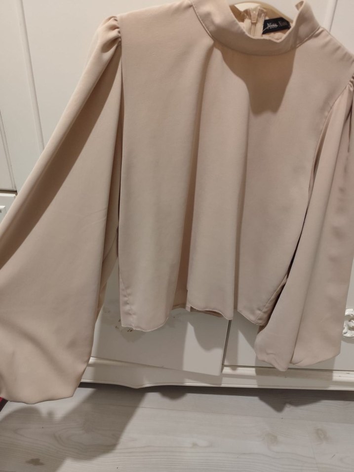 Bej Yüksek Yakalı Kadın Bluz - Görsel 3