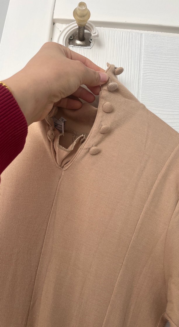 Düğmeli Bej dokuma likralı  elbise - Görsel 2