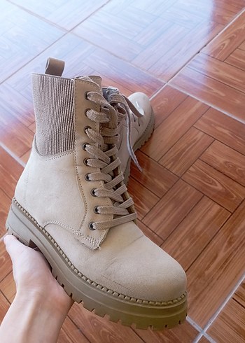 37 Beden Bej Süet Bağcıklı Kadın Dolgu Topuk Bot