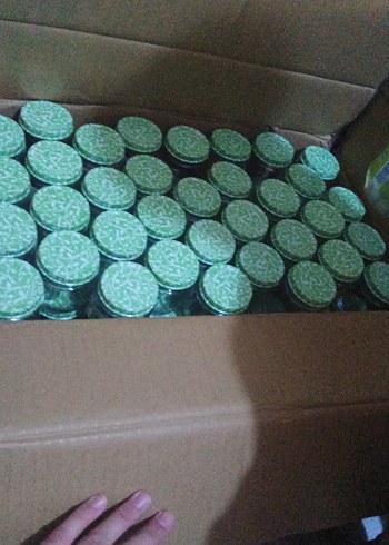 Kutu İçinde Çoklu Yeşil Krem Kavanozları