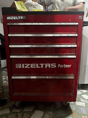 İzeltaş boş malzeme dolabı