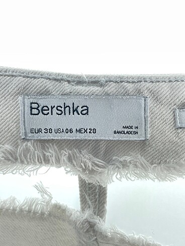 38 Beden beyaz Renk Bershka Mini Etek %70 İndirimli.