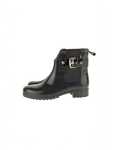 Tommy Hilfiger Bot %70 İndirimli.