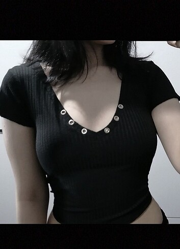 Delik detaylı gotik crop bluz