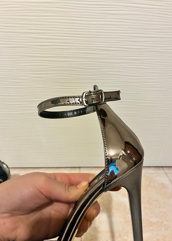 Gri Yılan Desenli Metal Topuklu Ayakkabı - Görsel 6