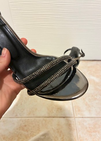 Gri Yılan Desenli Metal Topuklu Ayakkabı - Görsel 4