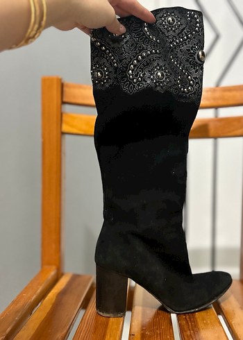 Nakışlı Tokalı Siyah Süet Dizüstü Çizme - Görsel 2