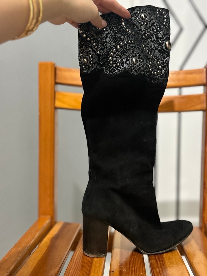 Nakışlı Tokalı Siyah Süet Dizüstü Çizme - Görsel 2