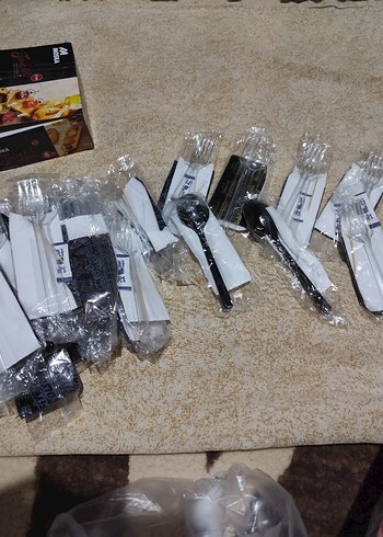 Beyaz ve Siyah Plastik Çatal Kaşık Seti