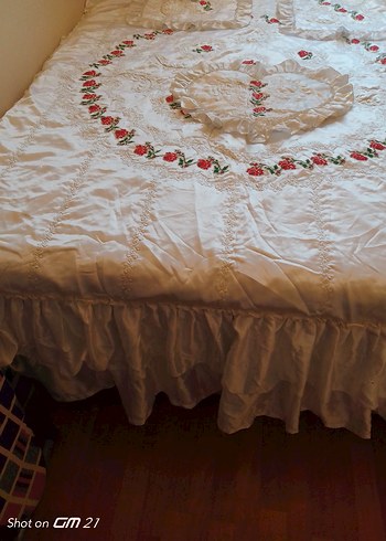 İşlemeli Beyaz Yatak Örtüsü - Görsel 2