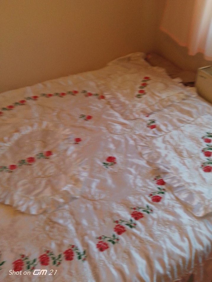 İşlemeli Beyaz Yatak Örtüsü - Görsel 4